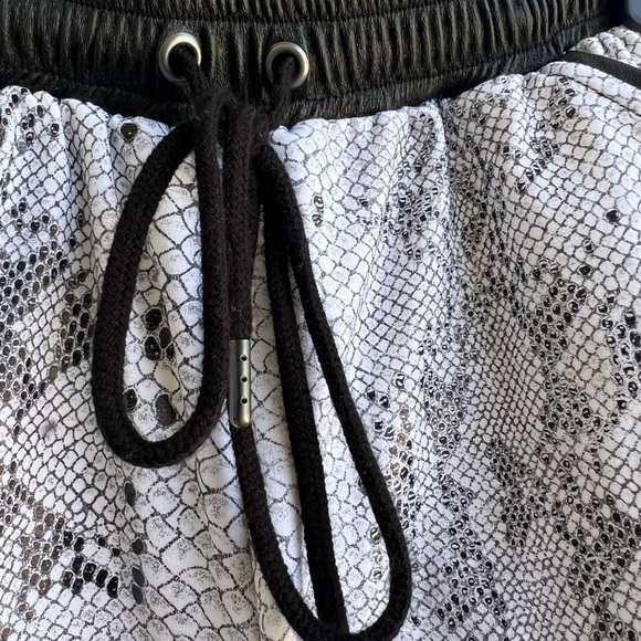 David Lerner Snakeskin Lounge & Workout Shorts – Size M - Picture 5 of 9
